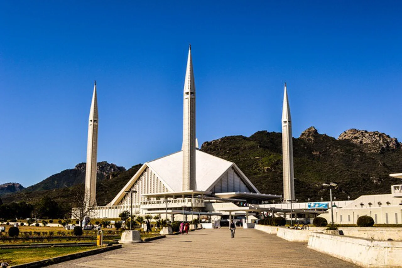Faisal Mosque in Islamabad with the Margalla Hills behind it